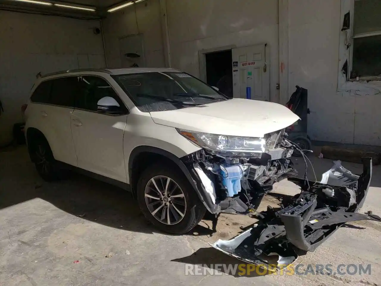 1 Photograph of a damaged car 5TDJZRFH8KS608540 TOYOTA HIGHLANDER 2019