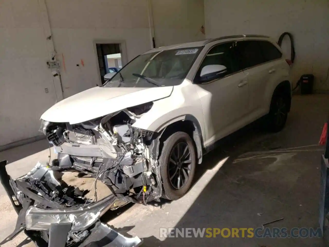 2 Photograph of a damaged car 5TDJZRFH8KS608540 TOYOTA HIGHLANDER 2019