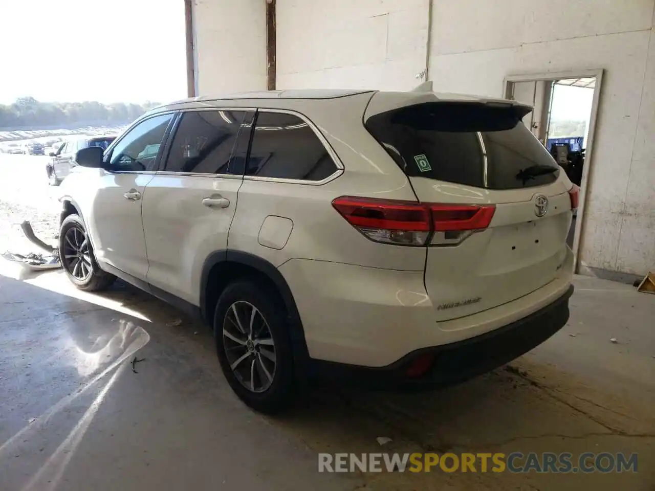 3 Photograph of a damaged car 5TDJZRFH8KS608540 TOYOTA HIGHLANDER 2019