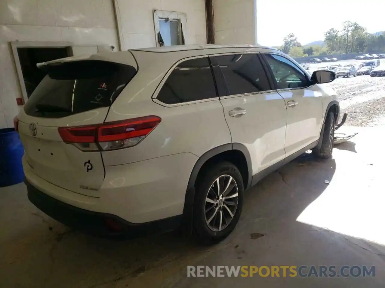 4 Photograph of a damaged car 5TDJZRFH8KS608540 TOYOTA HIGHLANDER 2019