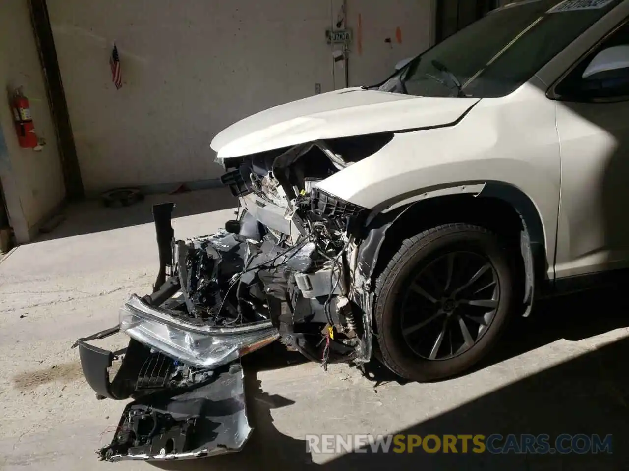 9 Photograph of a damaged car 5TDJZRFH8KS608540 TOYOTA HIGHLANDER 2019