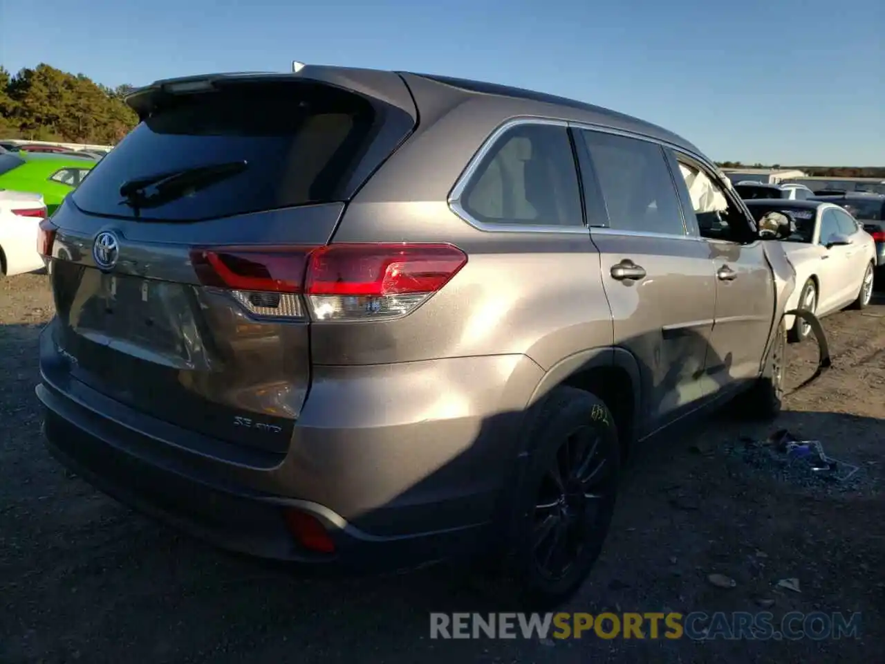 4 Photograph of a damaged car 5TDJZRFH8KS613706 TOYOTA HIGHLANDER 2019