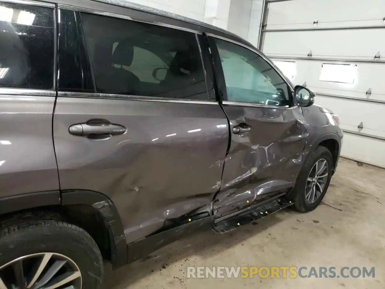 9 Photograph of a damaged car 5TDJZRFH8KS614161 TOYOTA HIGHLANDER 2019