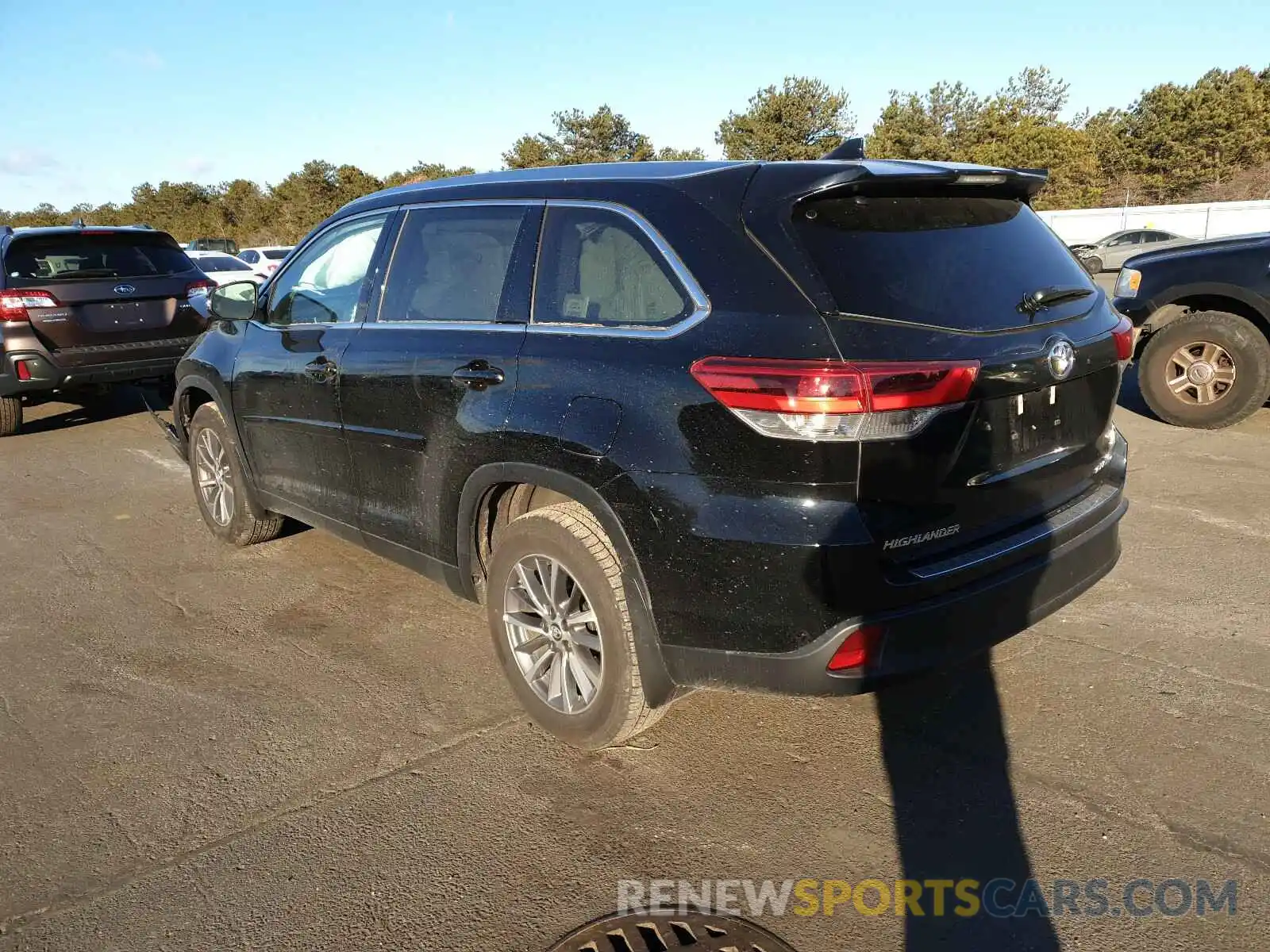 3 Photograph of a damaged car 5TDJZRFH8KS614404 TOYOTA HIGHLANDER 2019