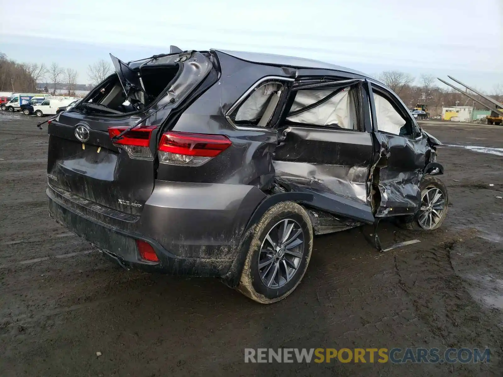 4 Photograph of a damaged car 5TDJZRFH8KS618971 TOYOTA HIGHLANDER 2019