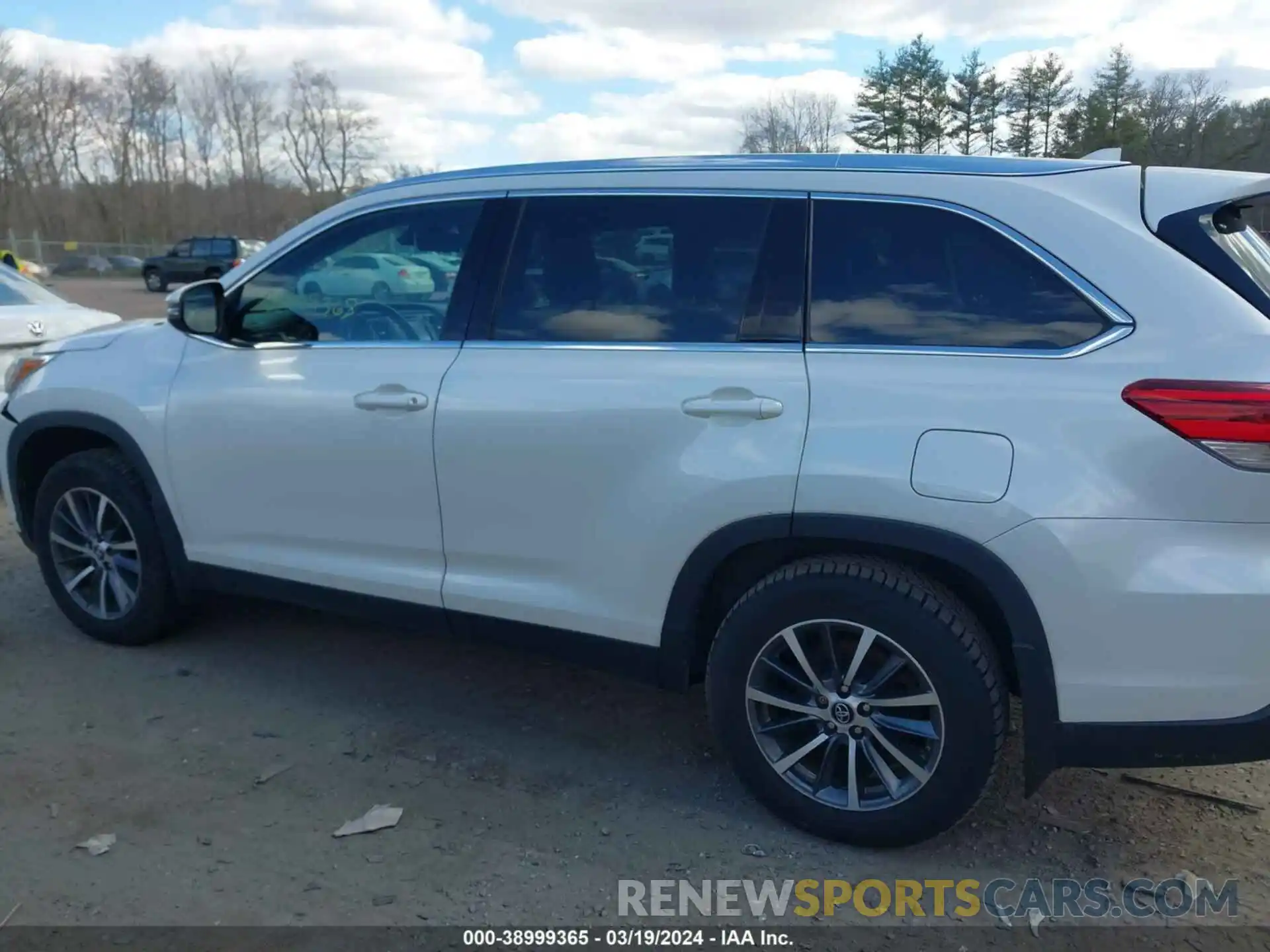 14 Photograph of a damaged car 5TDJZRFH8KS625340 TOYOTA HIGHLANDER 2019