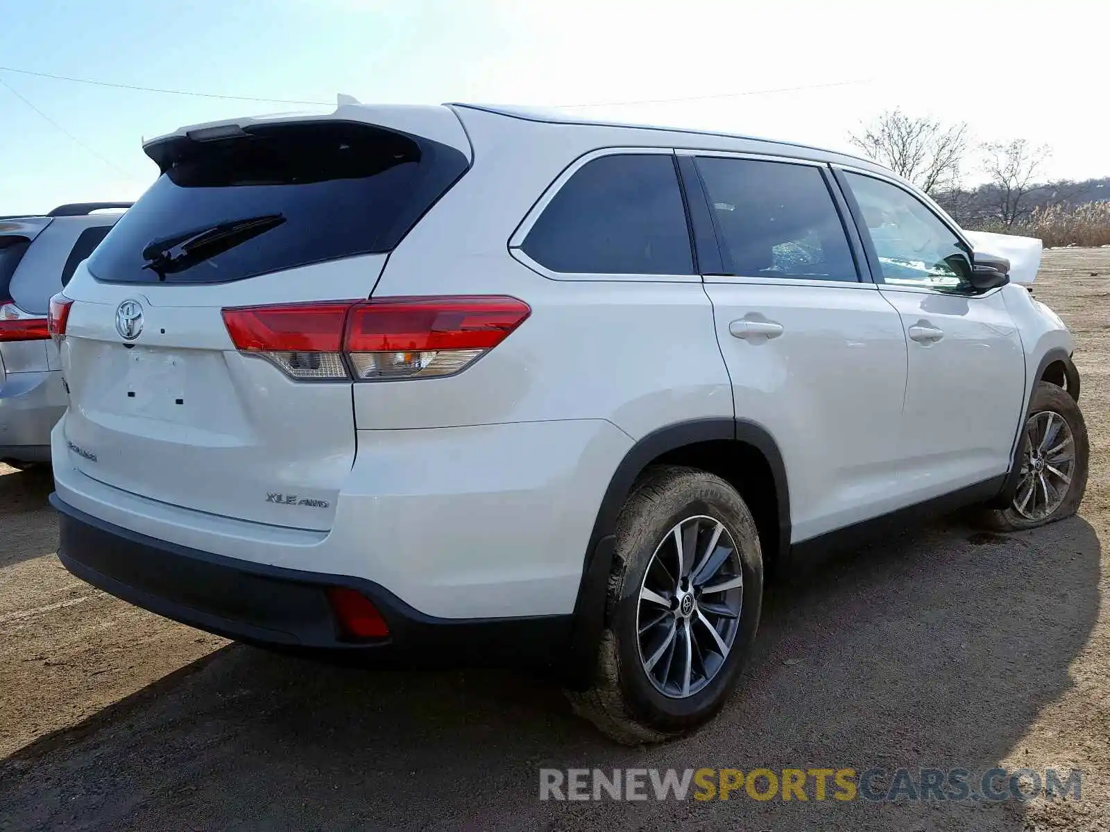 4 Photograph of a damaged car 5TDJZRFH8KS626083 TOYOTA HIGHLANDER 2019