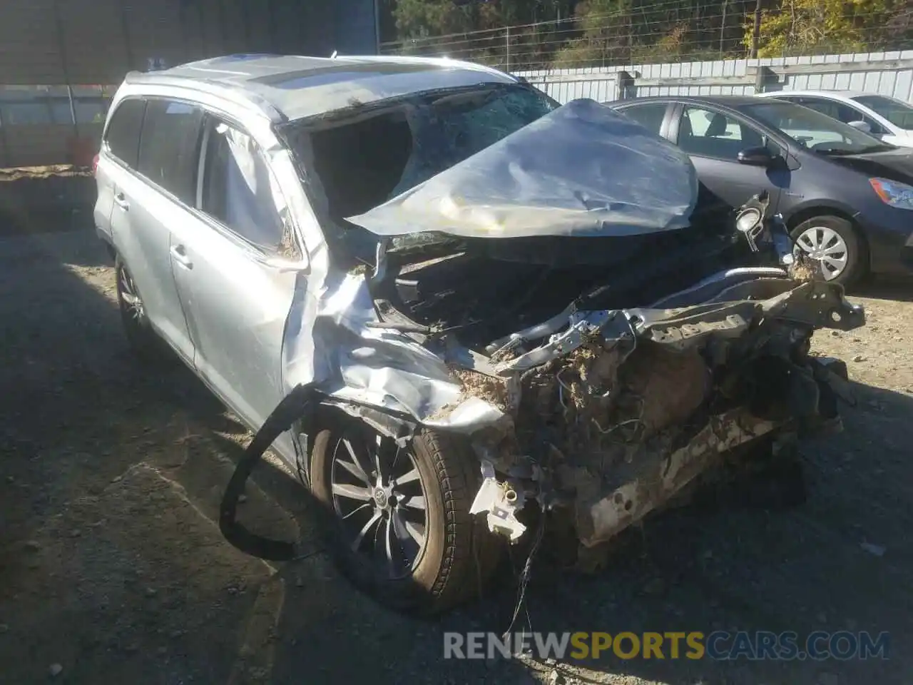 1 Photograph of a damaged car 5TDJZRFH8KS628898 TOYOTA HIGHLANDER 2019