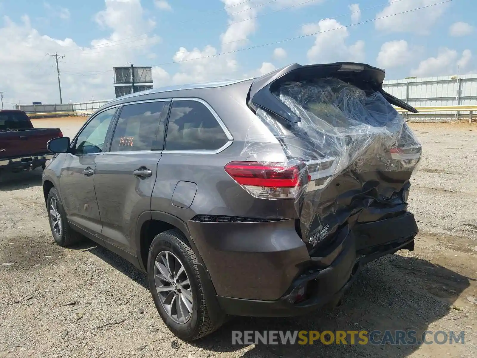 3 Photograph of a damaged car 5TDJZRFH8KS705673 TOYOTA HIGHLANDER 2019