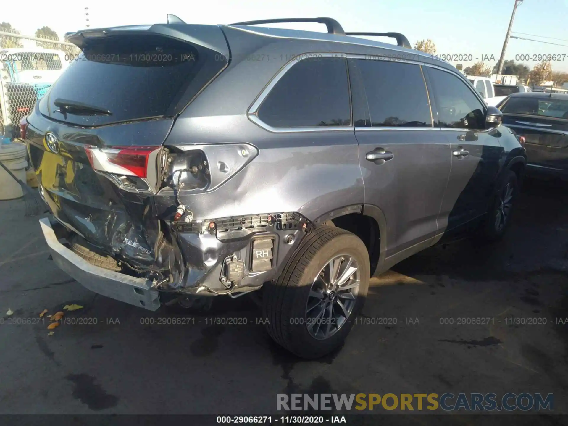 4 Photograph of a damaged car 5TDJZRFH8KS724899 TOYOTA HIGHLANDER 2019