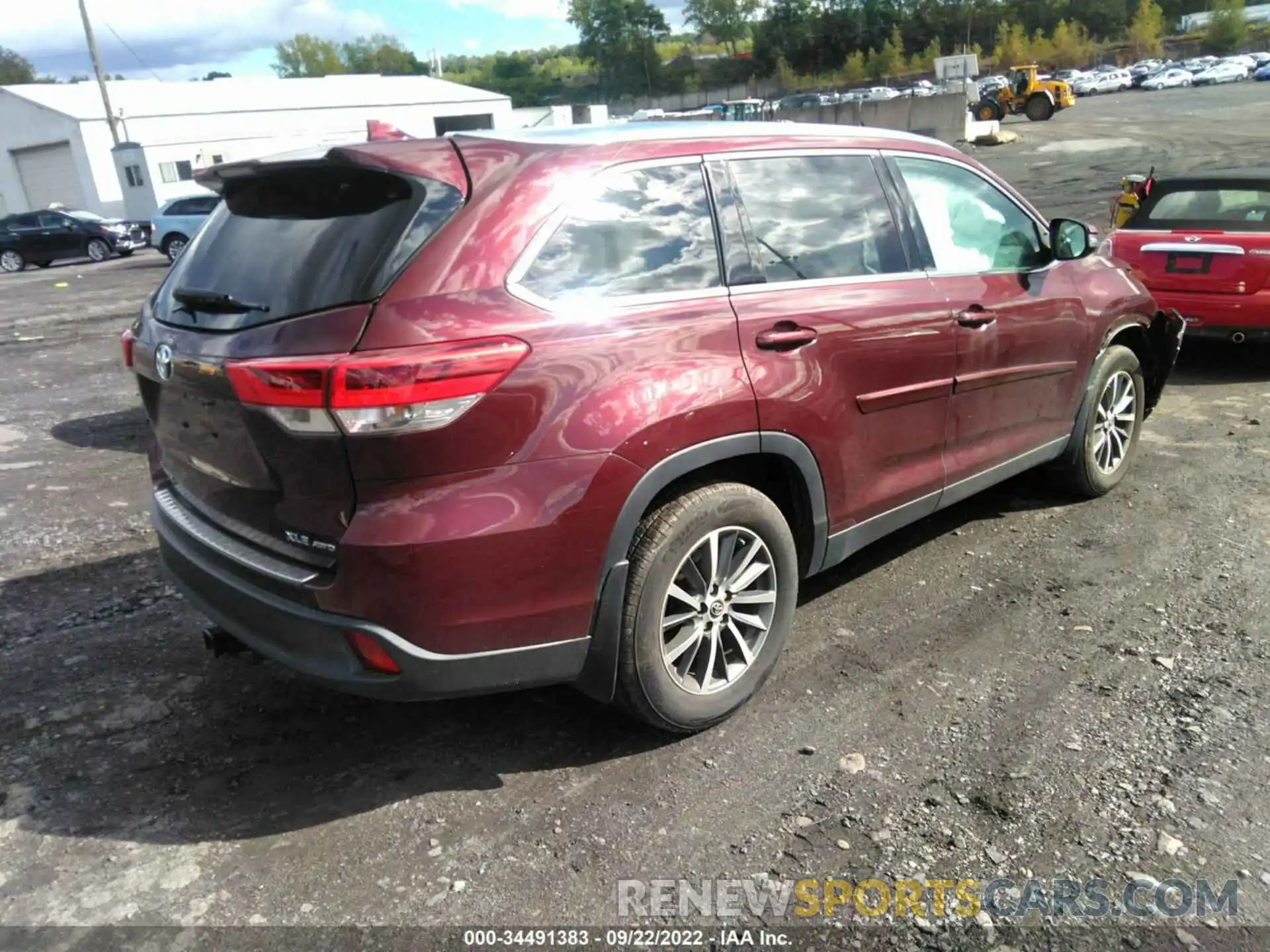 4 Photograph of a damaged car 5TDJZRFH8KS733568 TOYOTA HIGHLANDER 2019