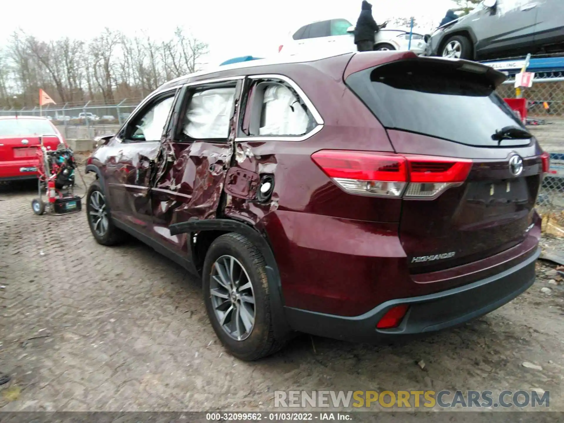 3 Photograph of a damaged car 5TDJZRFH8KS740424 TOYOTA HIGHLANDER 2019