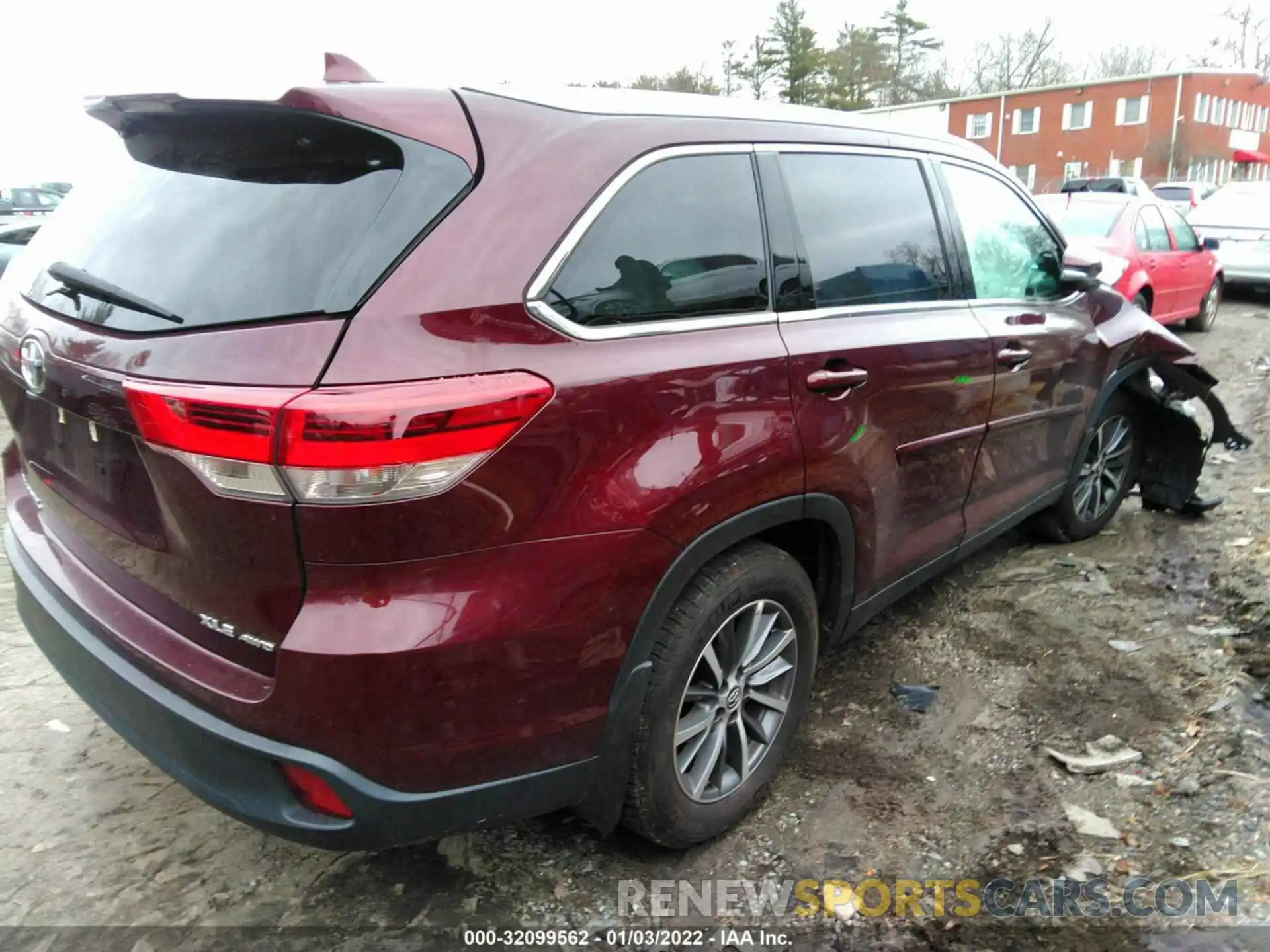 4 Photograph of a damaged car 5TDJZRFH8KS740424 TOYOTA HIGHLANDER 2019