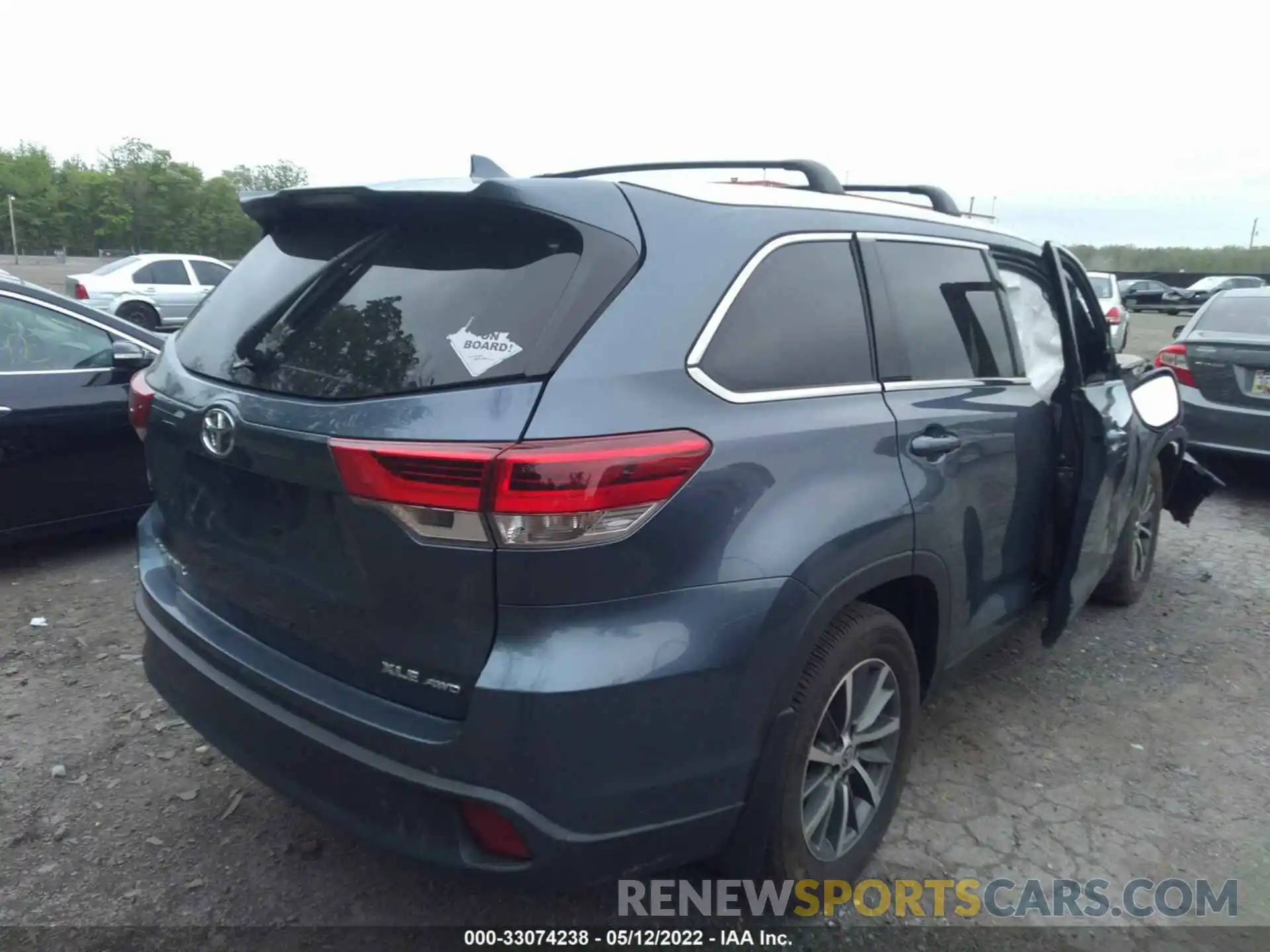 4 Photograph of a damaged car 5TDJZRFH8KS744201 TOYOTA HIGHLANDER 2019