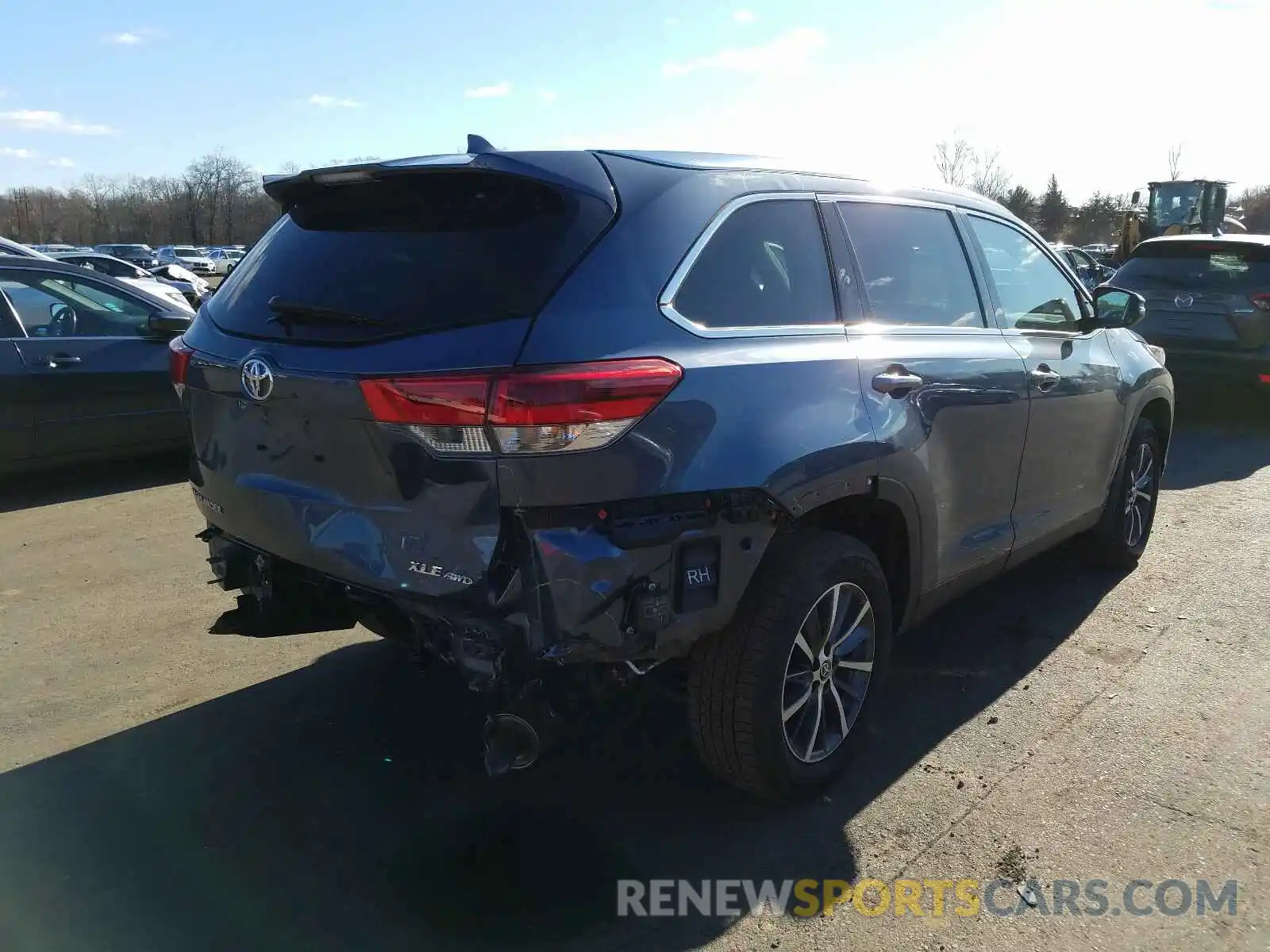 4 Photograph of a damaged car 5TDJZRFH8KS744246 TOYOTA HIGHLANDER 2019