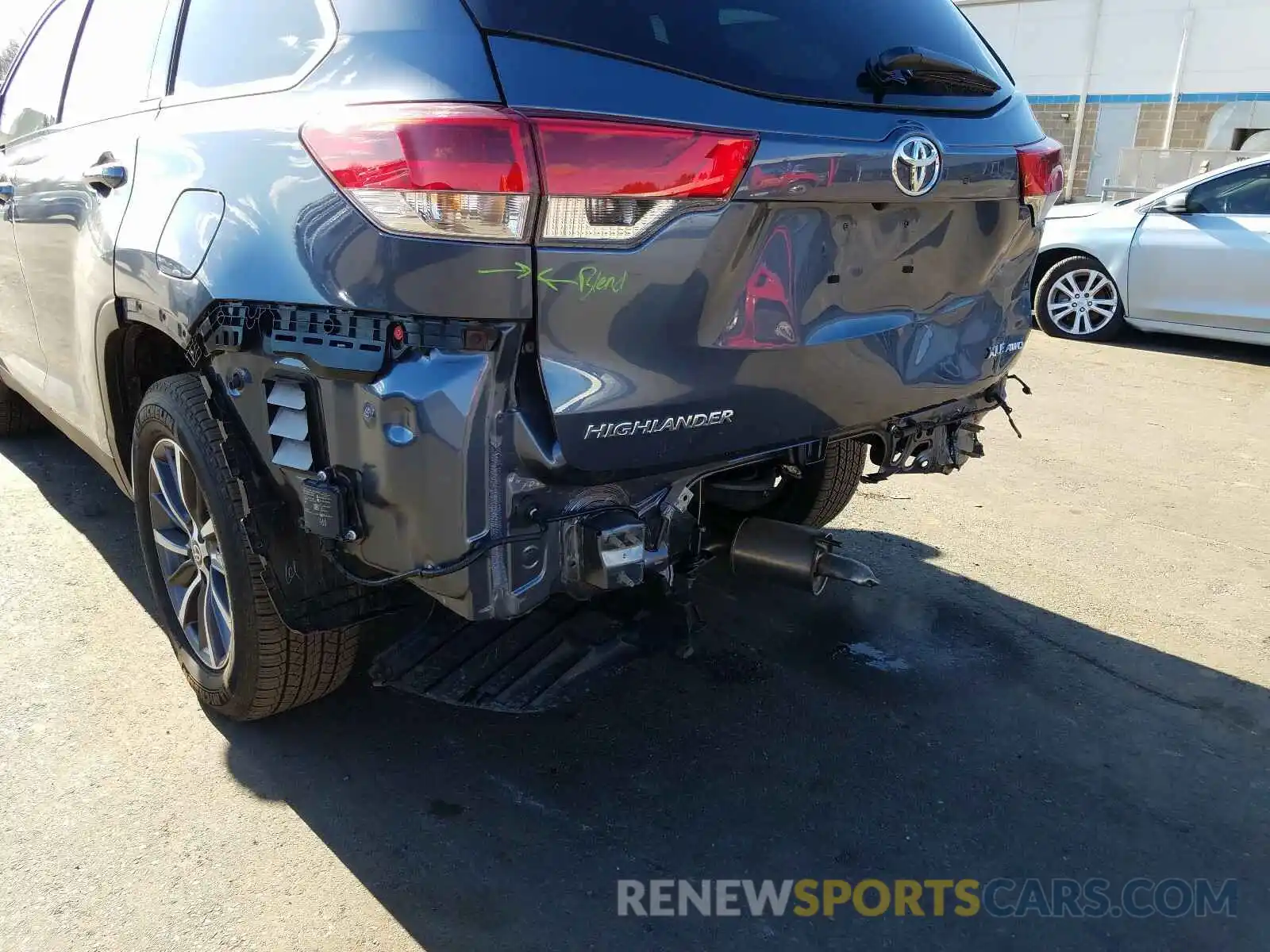 9 Photograph of a damaged car 5TDJZRFH8KS744246 TOYOTA HIGHLANDER 2019