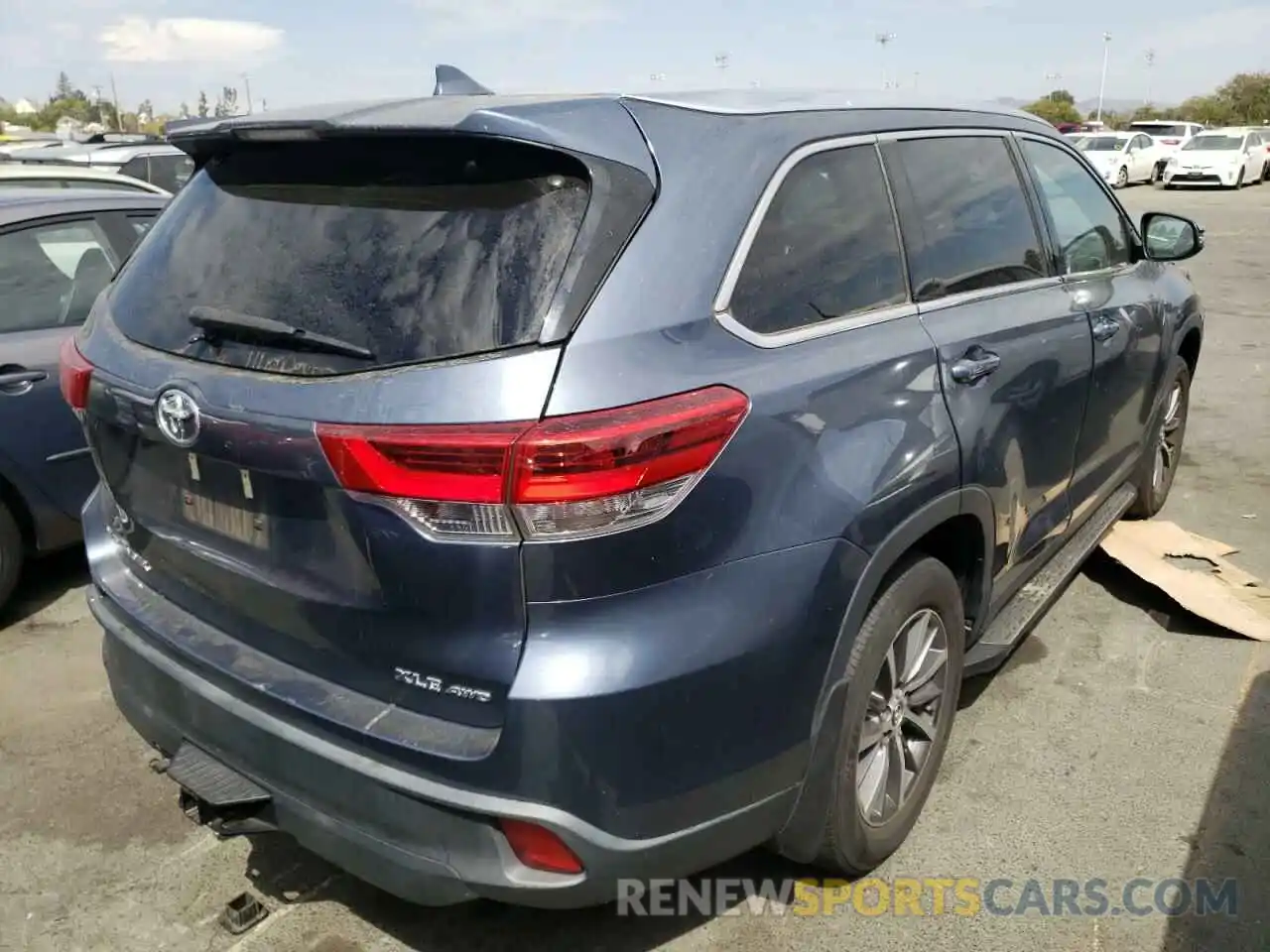 4 Photograph of a damaged car 5TDJZRFH8KS917845 TOYOTA HIGHLANDER 2019