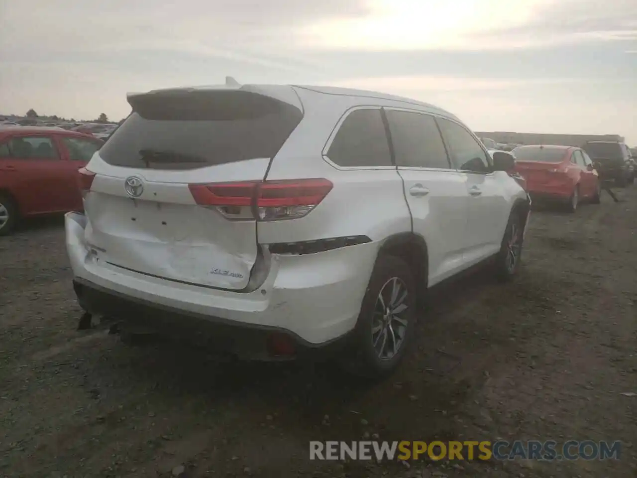 4 Photograph of a damaged car 5TDJZRFH8KS921121 TOYOTA HIGHLANDER 2019