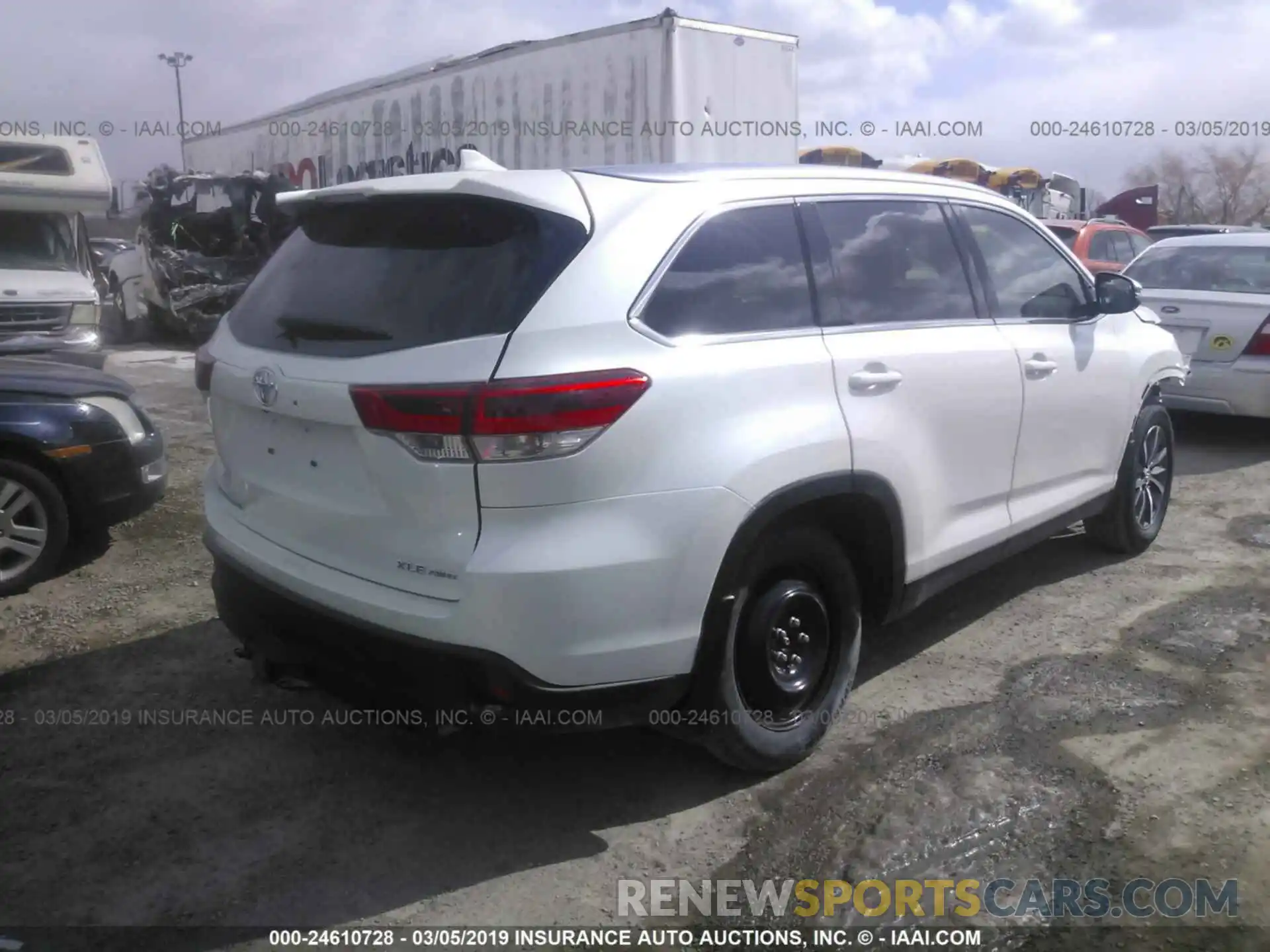 4 Photograph of a damaged car 5TDJZRFH8KS921412 TOYOTA HIGHLANDER 2019