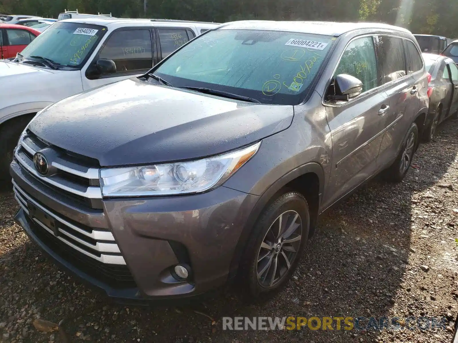 2 Photograph of a damaged car 5TDJZRFH8KS929686 TOYOTA HIGHLANDER 2019