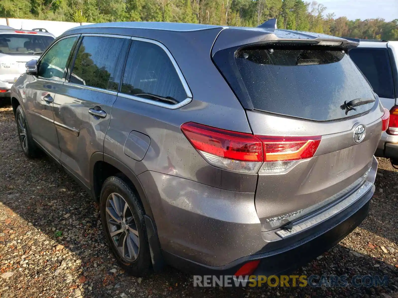 3 Photograph of a damaged car 5TDJZRFH8KS929686 TOYOTA HIGHLANDER 2019