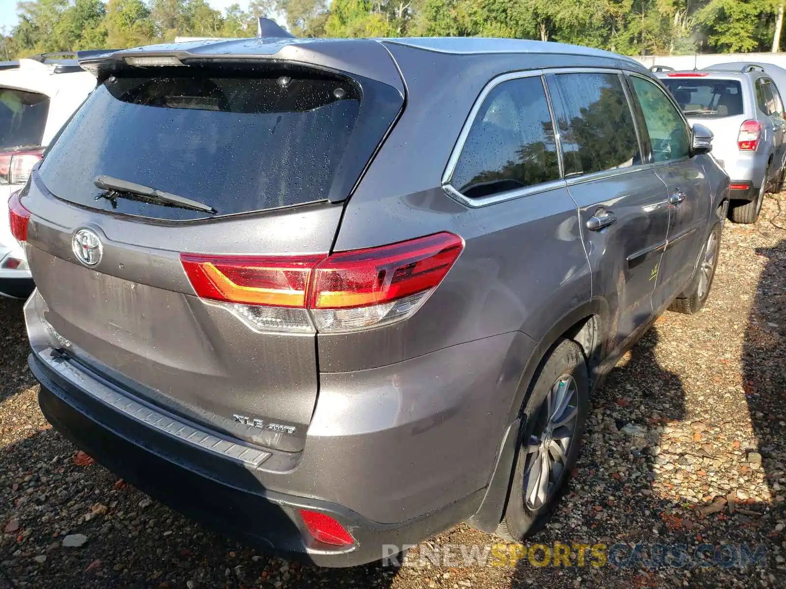 4 Photograph of a damaged car 5TDJZRFH8KS929686 TOYOTA HIGHLANDER 2019