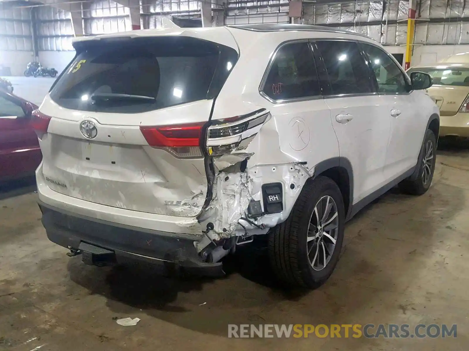 4 Photograph of a damaged car 5TDJZRFH8KS932488 TOYOTA HIGHLANDER 2019