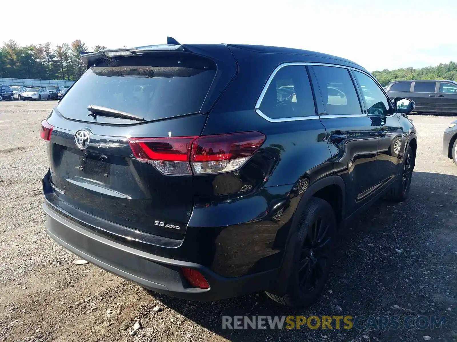 4 Photograph of a damaged car 5TDJZRFH8KS935133 TOYOTA HIGHLANDER 2019