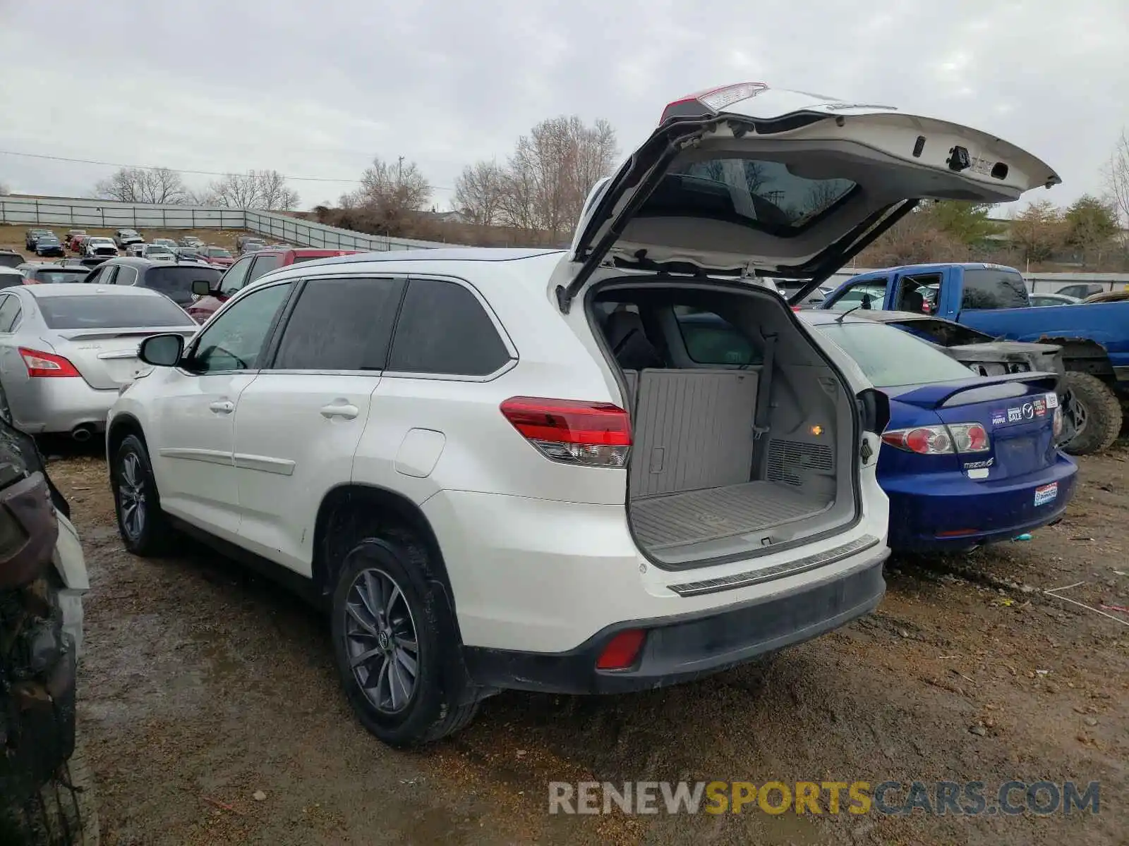 3 Photograph of a damaged car 5TDJZRFH8KS935178 TOYOTA HIGHLANDER 2019