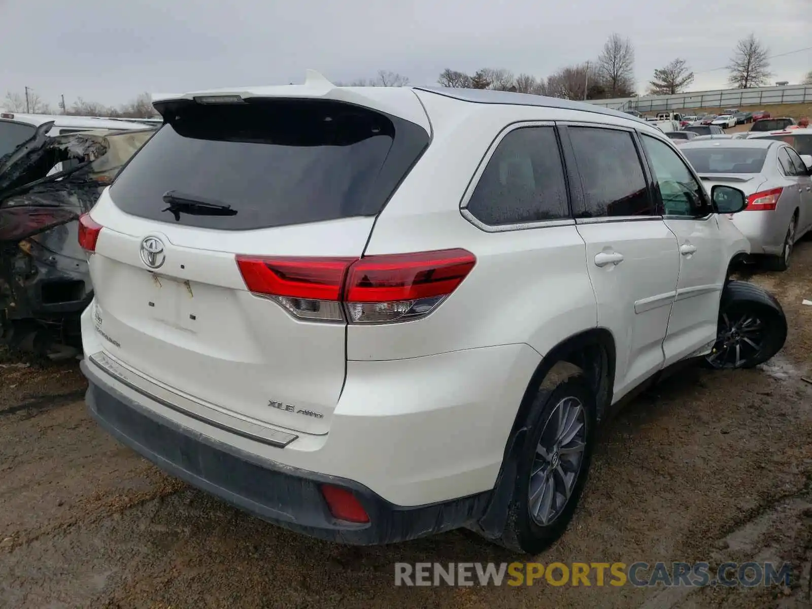 4 Photograph of a damaged car 5TDJZRFH8KS935178 TOYOTA HIGHLANDER 2019