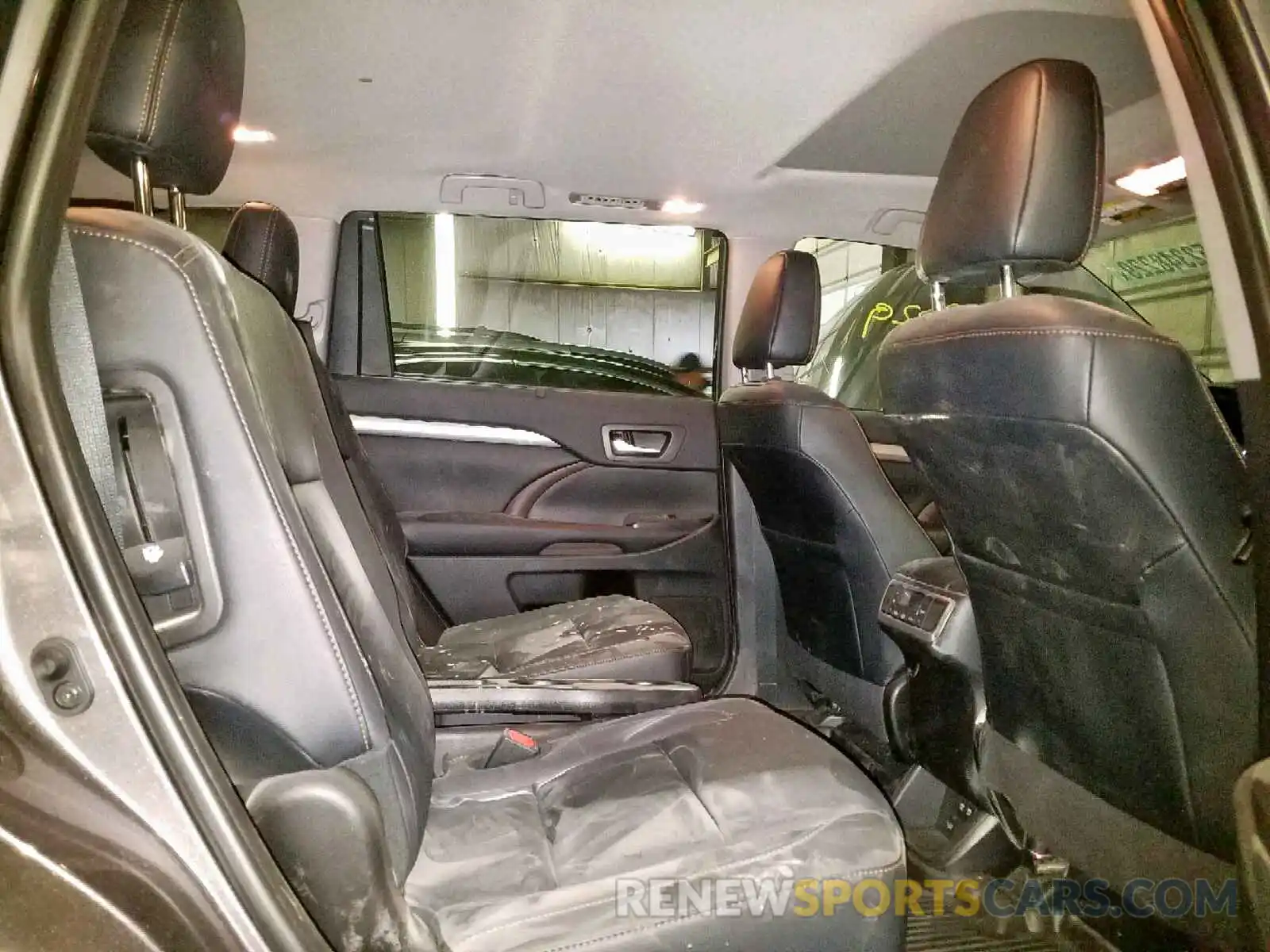 6 Photograph of a damaged car 5TDJZRFH8KS940199 TOYOTA HIGHLANDER 2019