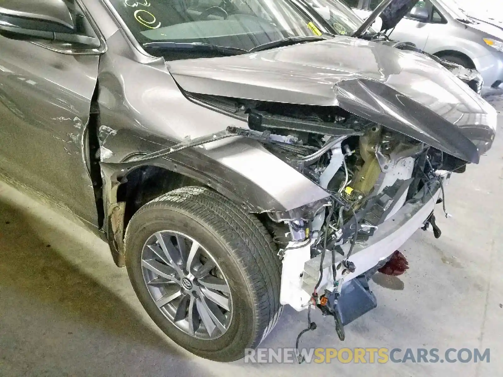 9 Photograph of a damaged car 5TDJZRFH8KS940199 TOYOTA HIGHLANDER 2019