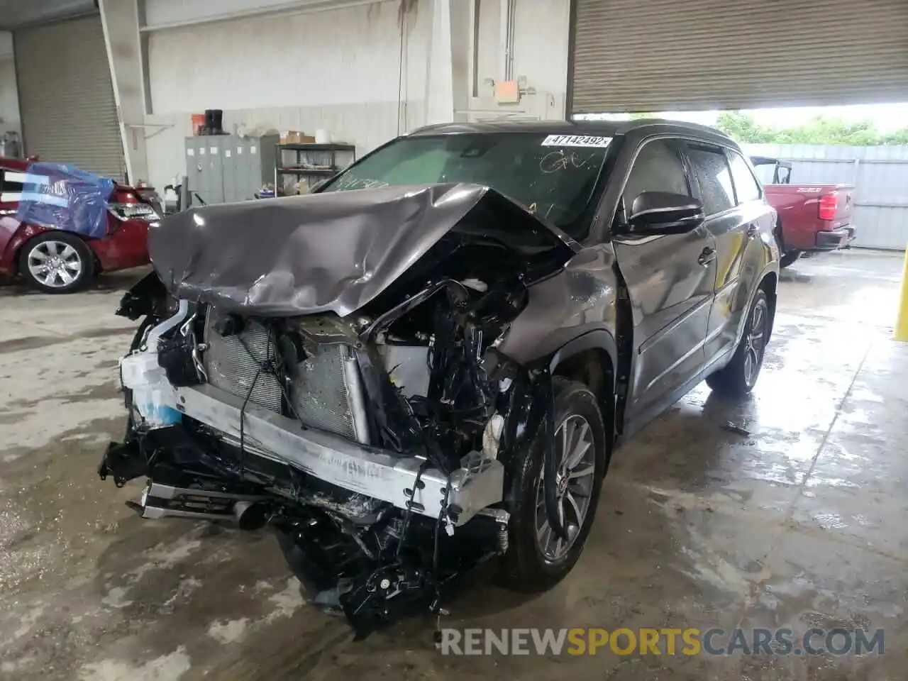 2 Photograph of a damaged car 5TDJZRFH8KS941367 TOYOTA HIGHLANDER 2019