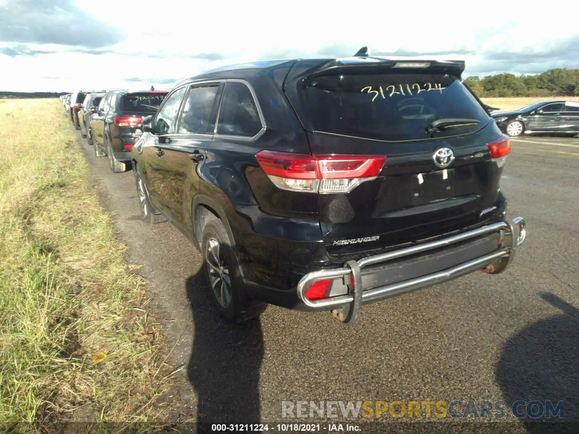 3 Photograph of a damaged car 5TDJZRFH8KS945807 TOYOTA HIGHLANDER 2019