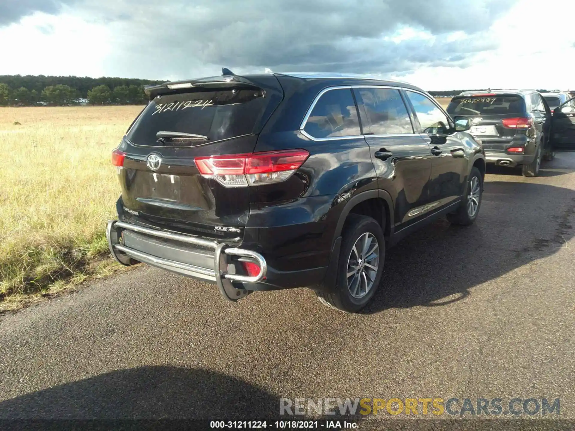 4 Photograph of a damaged car 5TDJZRFH8KS945807 TOYOTA HIGHLANDER 2019