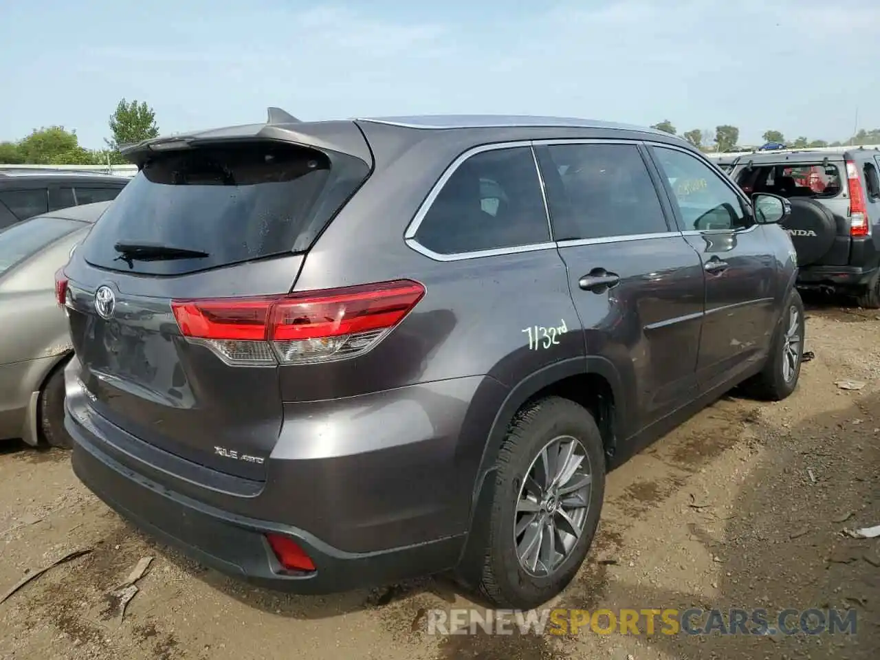 4 Photograph of a damaged car 5TDJZRFH8KS947069 TOYOTA HIGHLANDER 2019