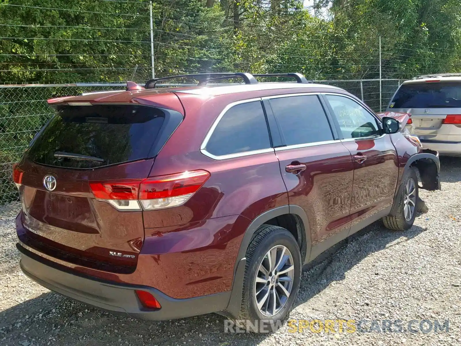 4 Photograph of a damaged car 5TDJZRFH8KS957164 TOYOTA HIGHLANDER 2019