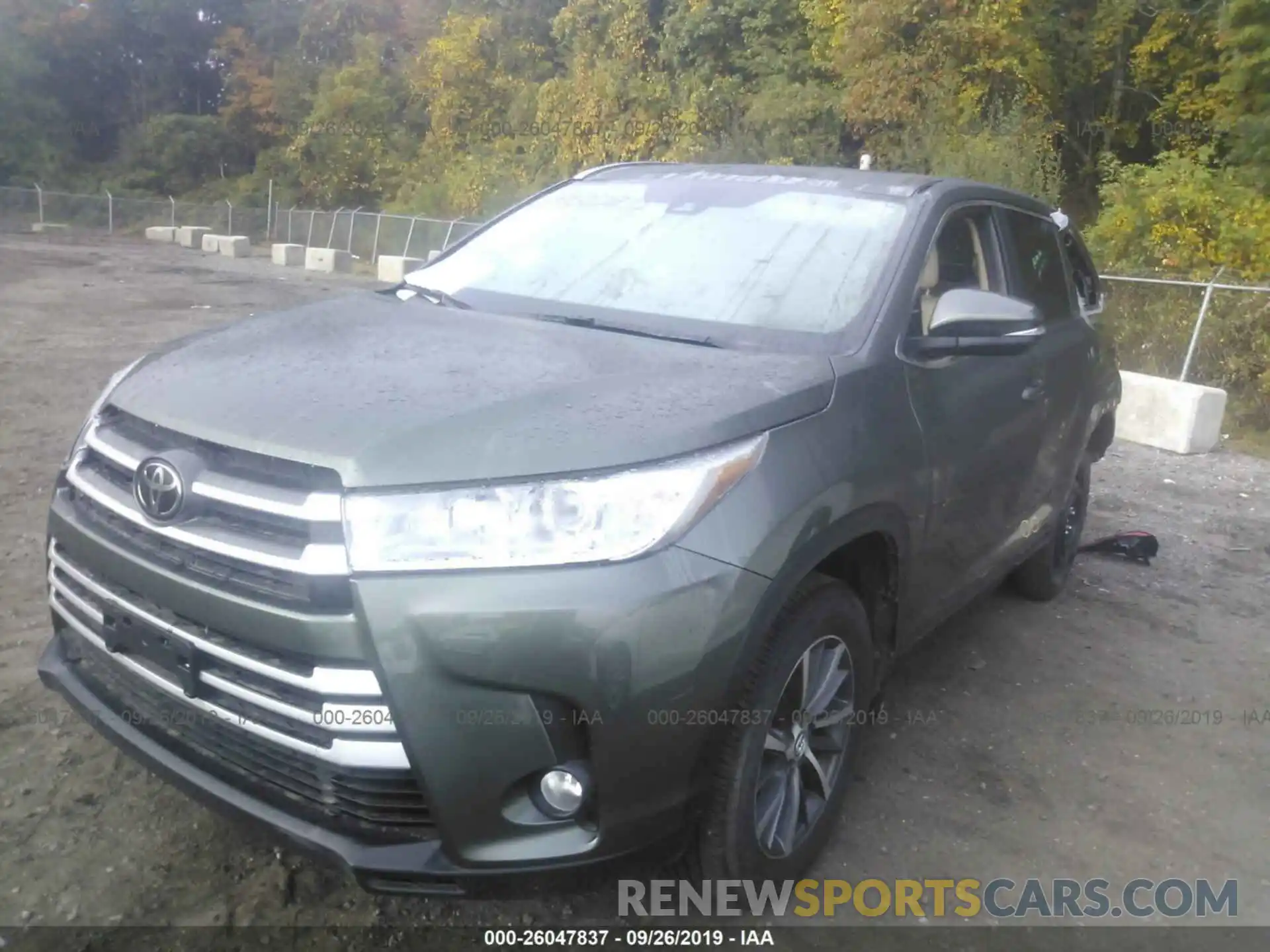 2 Photograph of a damaged car 5TDJZRFH8KS958105 TOYOTA HIGHLANDER 2019