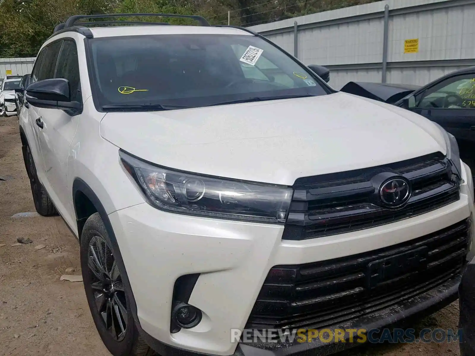 1 Photograph of a damaged car 5TDJZRFH8KS973025 TOYOTA HIGHLANDER 2019