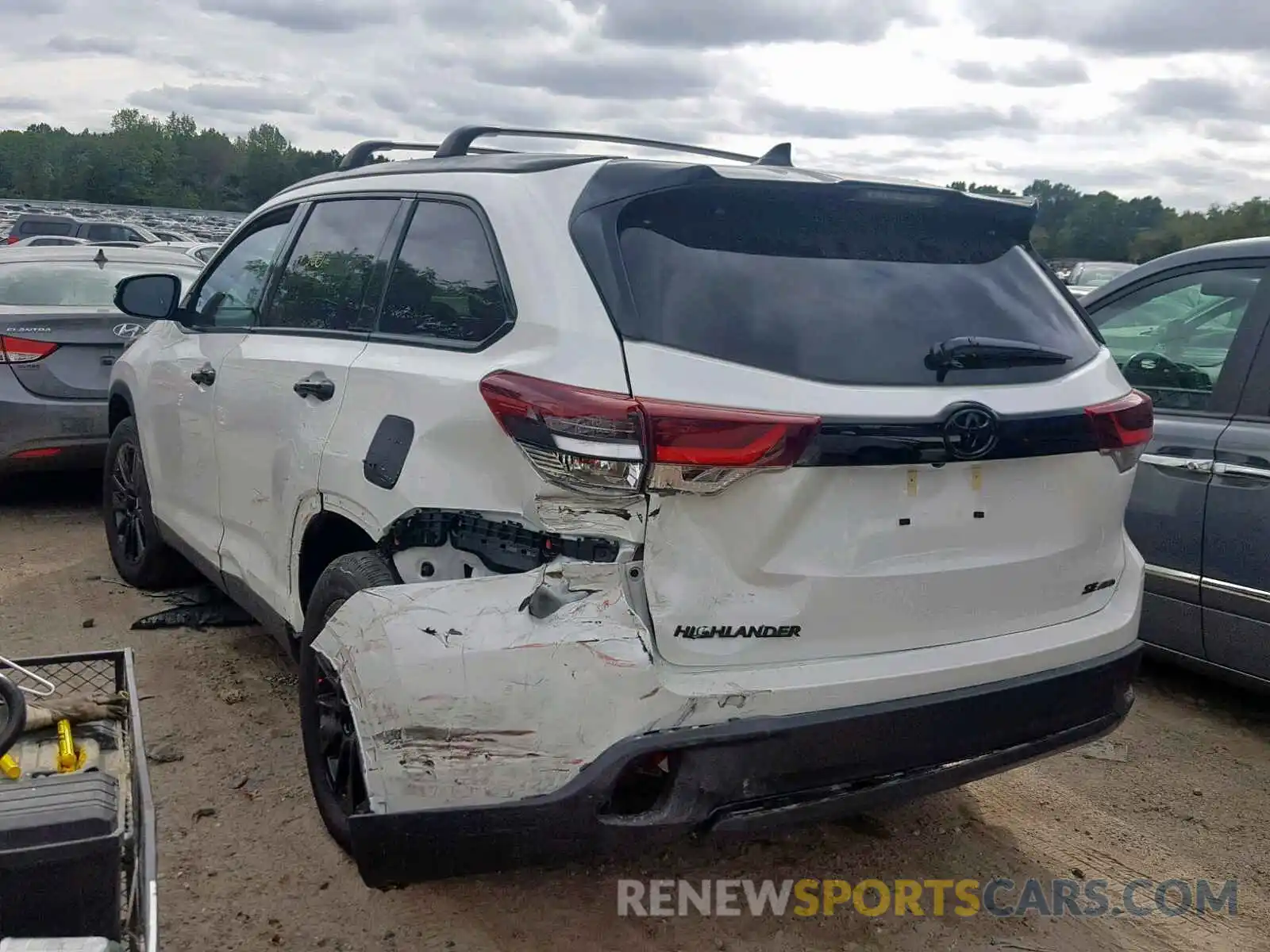 3 Photograph of a damaged car 5TDJZRFH8KS973025 TOYOTA HIGHLANDER 2019