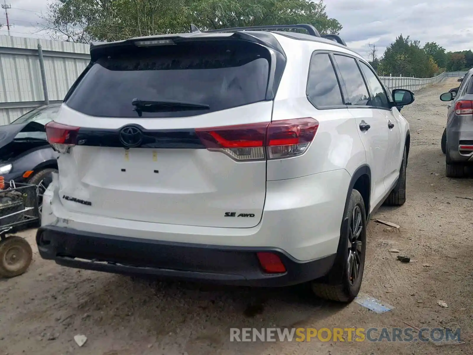 4 Photograph of a damaged car 5TDJZRFH8KS973025 TOYOTA HIGHLANDER 2019