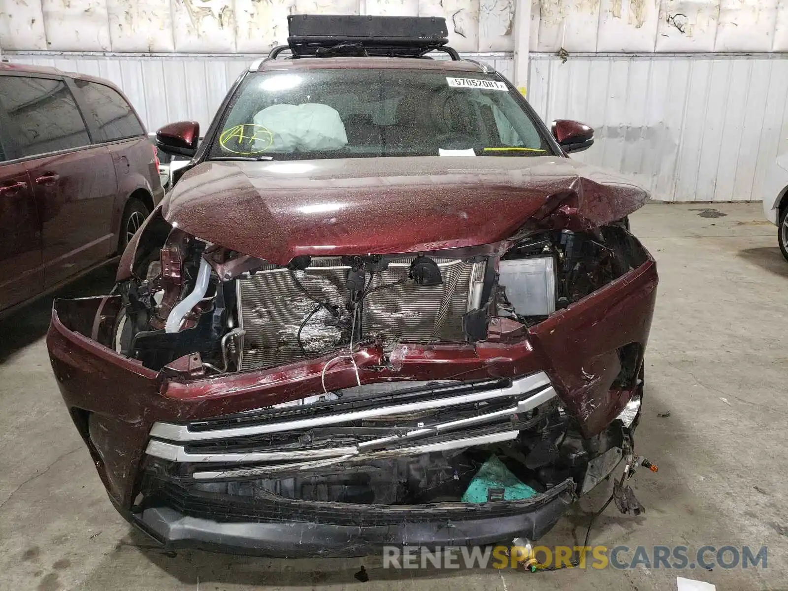 9 Photograph of a damaged car 5TDJZRFH8KS996319 TOYOTA HIGHLANDER 2019