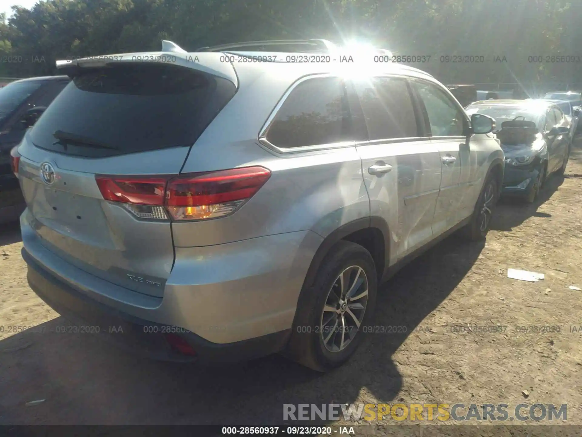 4 Photograph of a damaged car 5TDJZRFH9KS562572 TOYOTA HIGHLANDER 2019