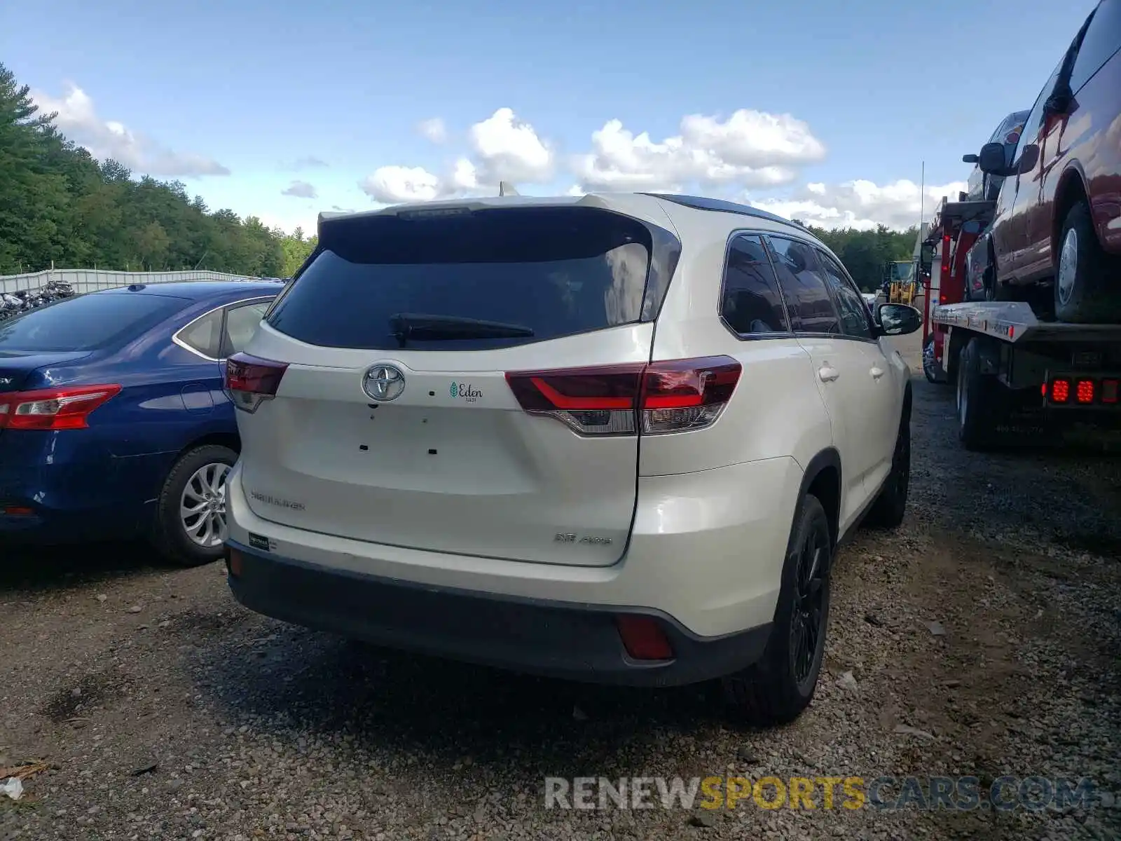 4 Photograph of a damaged car 5TDJZRFH9KS563091 TOYOTA HIGHLANDER 2019