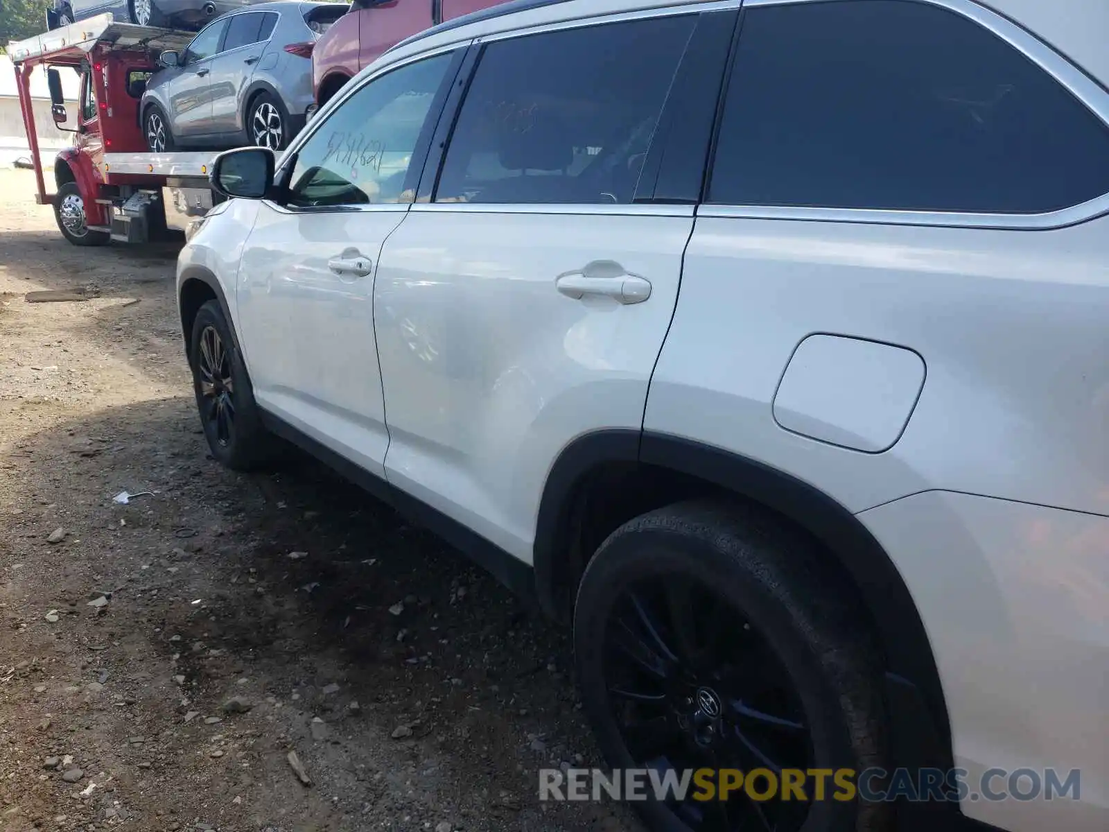 9 Photograph of a damaged car 5TDJZRFH9KS563091 TOYOTA HIGHLANDER 2019