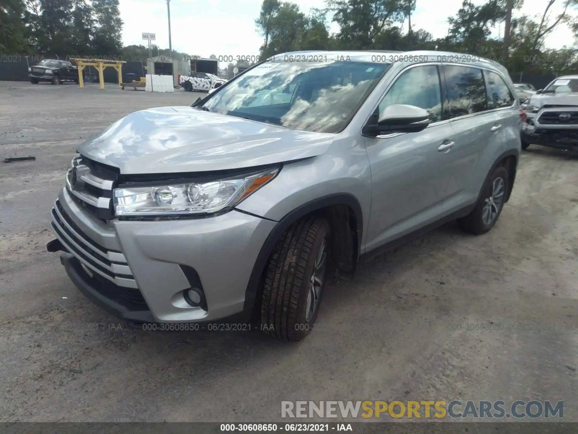 2 Photograph of a damaged car 5TDJZRFH9KS565391 TOYOTA HIGHLANDER 2019