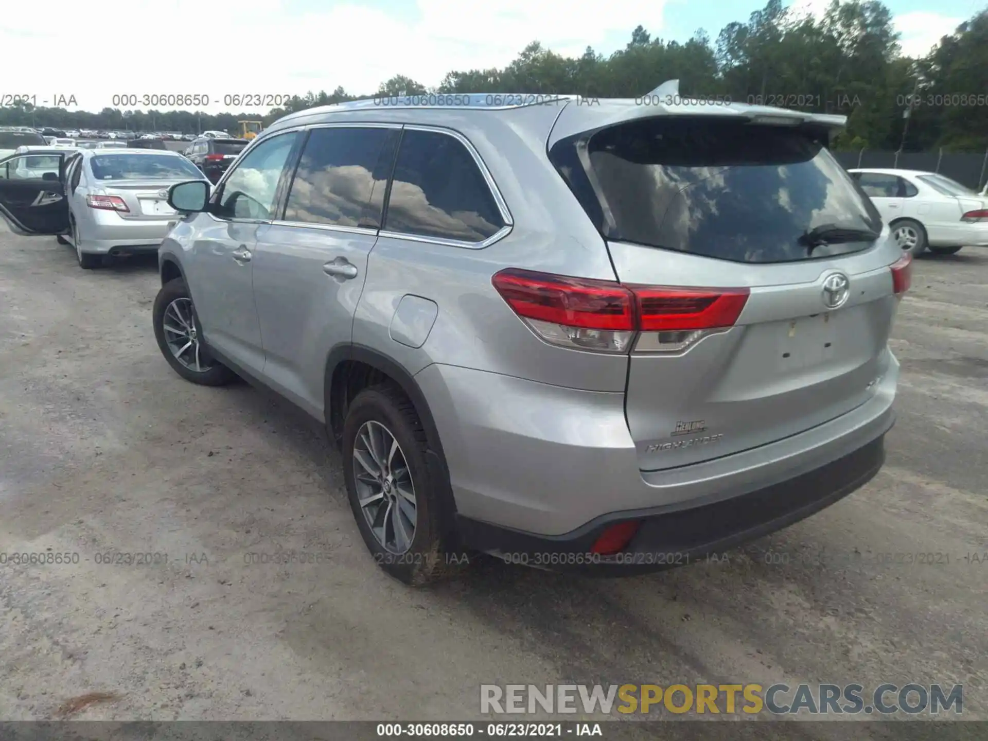 3 Photograph of a damaged car 5TDJZRFH9KS565391 TOYOTA HIGHLANDER 2019