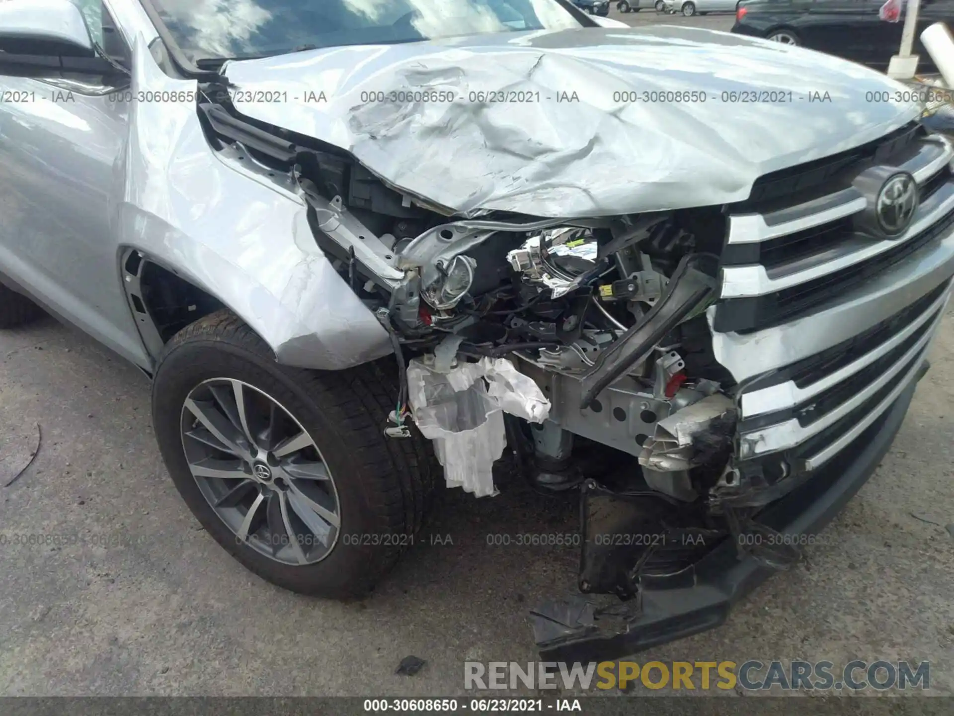 6 Photograph of a damaged car 5TDJZRFH9KS565391 TOYOTA HIGHLANDER 2019