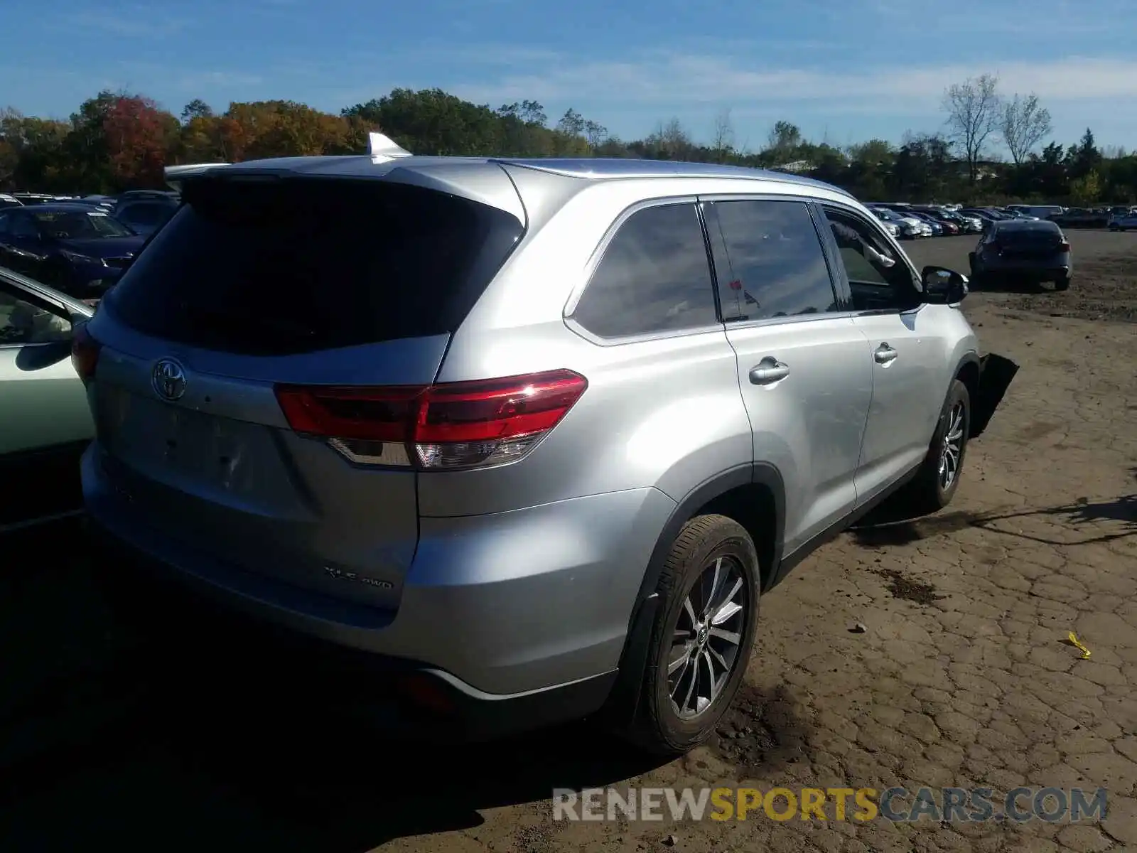 4 Photograph of a damaged car 5TDJZRFH9KS567299 TOYOTA HIGHLANDER 2019