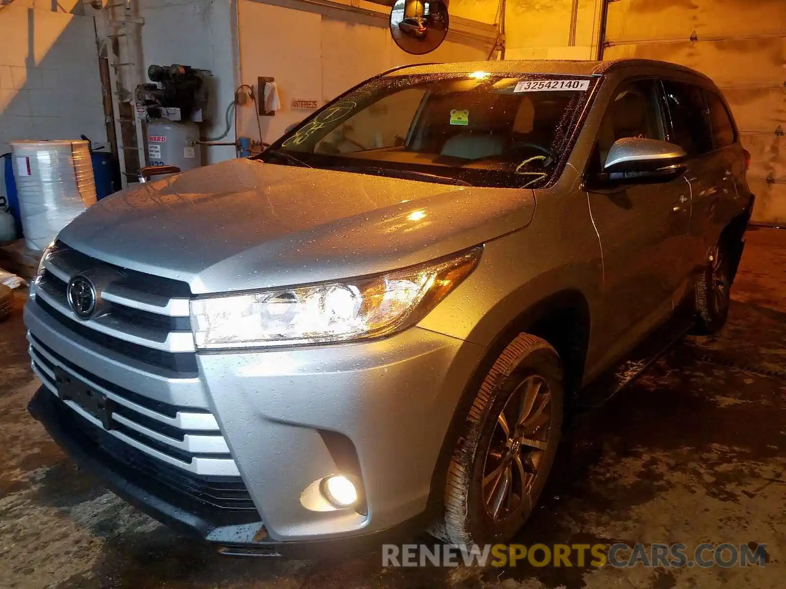 2 Photograph of a damaged car 5TDJZRFH9KS569196 TOYOTA HIGHLANDER 2019